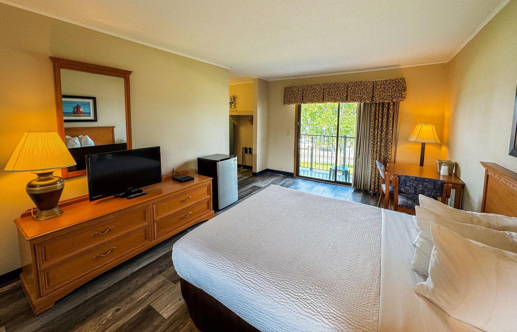 Days Inn By Wyndham Mackinaw City - Lakeview Екстер'єр фото